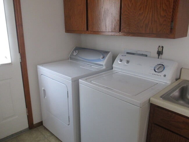 Building Photo - Central Location