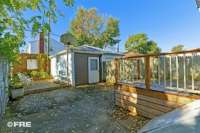 Building Photo - 2050 Hendrickson St