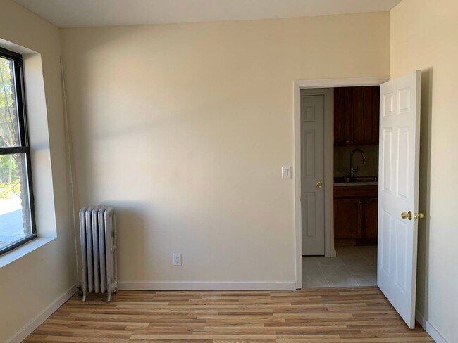 Building Photo - 1056 Rutland Rd