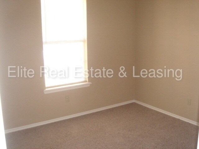 Building Photo - 713 S Locust St