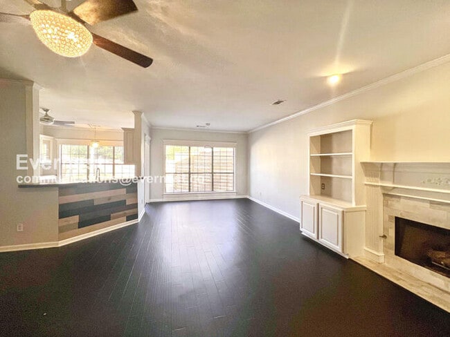 Foto del edificio - 2411 Stoney Creek Dr