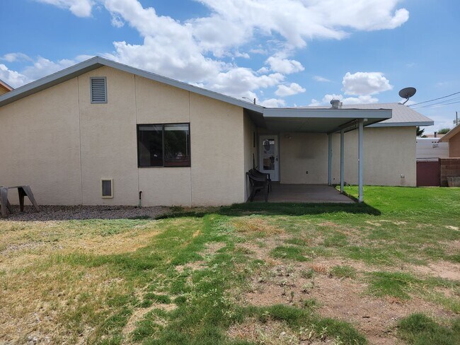 Building Photo - 3 Bedroom, 2bath, pet friendly