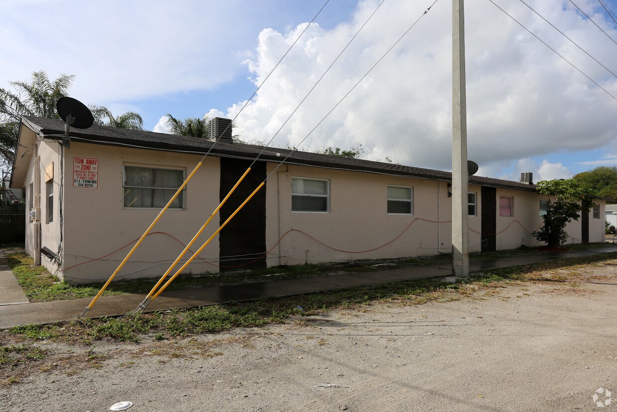 Building Photo - 1130 N F St