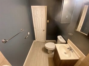 Building Photo - 2103 Holly Dr