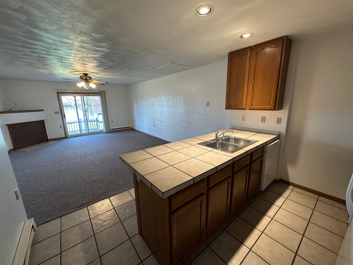 Open kitchen and living room - 1010 Lakeshore Dr