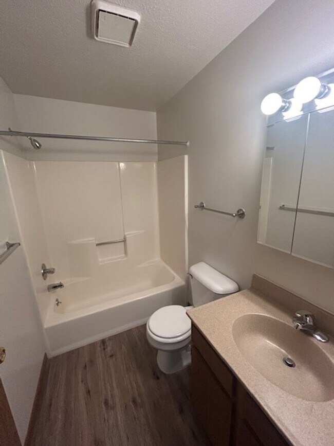 Foto del edificio - 2 bedroom 1 bath, middle floor apartment with private balcony