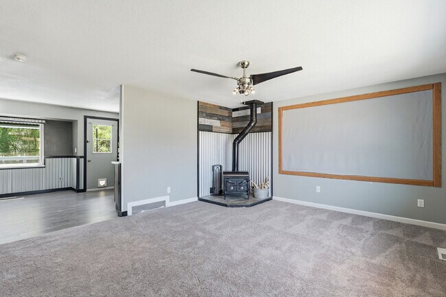 Foto del edificio - $2,040.95, 3-bed, 2-bathroom located in Colorado Springs with a large backyard