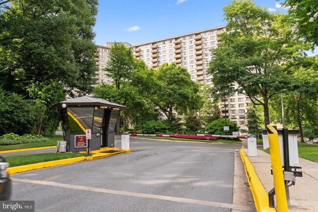 Foto del edificio - 5225 Pooks Hill Rd