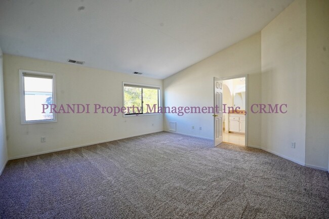 Building Photo - "Charming 2-Bed Townhouse in San Rafael (R...