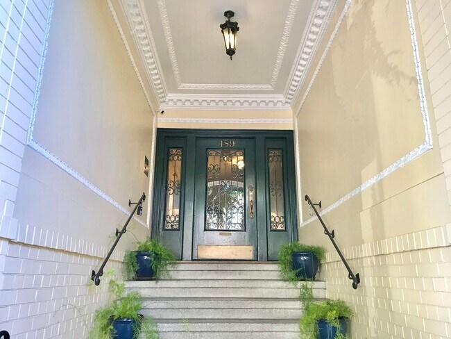 Building Photo - SPACIOUS, Elegant Jordan Park 2-3BR+ Sunro...