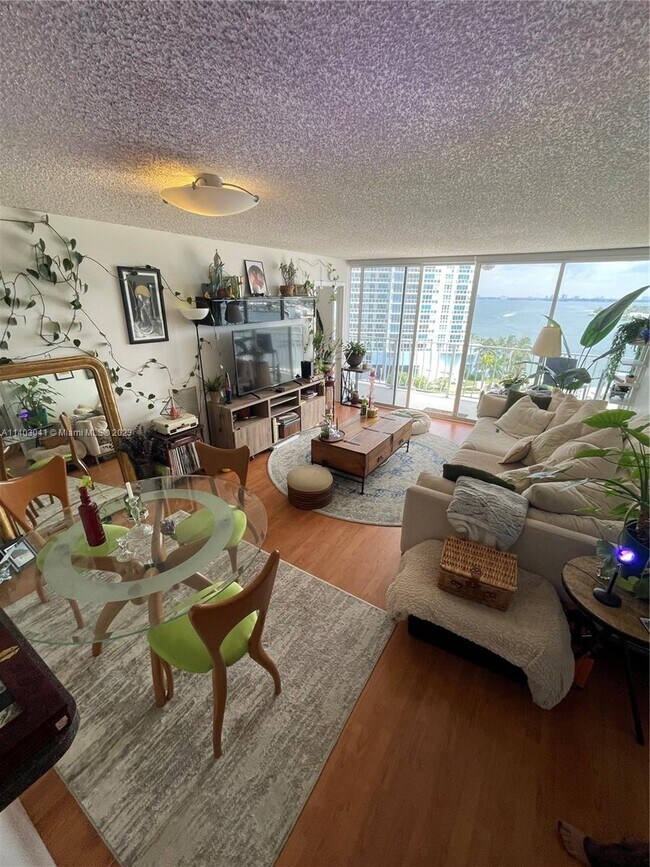 Foto del edificio - 7601 E Treasure Dr