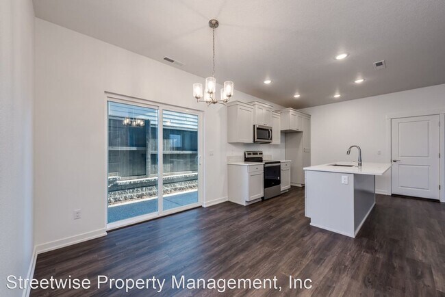 Building Photo - 3 br, 2 bath House - 451 NE Greenway Dr