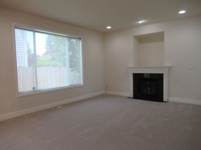 Foto del edificio - Three bedroom+den, 2.5 bath home on corner...