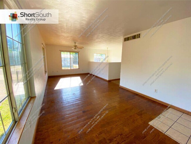 Building Photo - 4 bed 2 bath Single Family Home