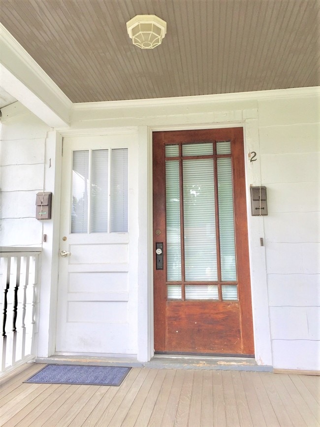 Building Photo - 923 E Hillcrest Dr