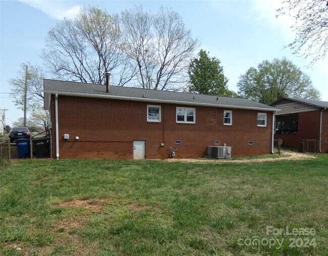 Building Photo - 204 Lindsey St