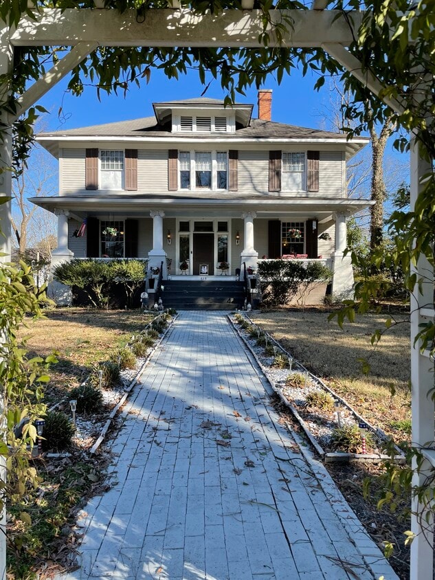 835 S Williams St, Henderson, NC 27536 House for Rent in Henderson