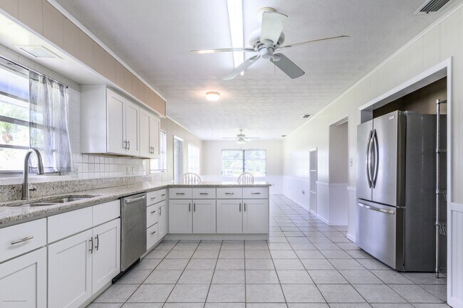 Building Photo - Annual Rental Pet Friendly– Updated 2BR/1B...
