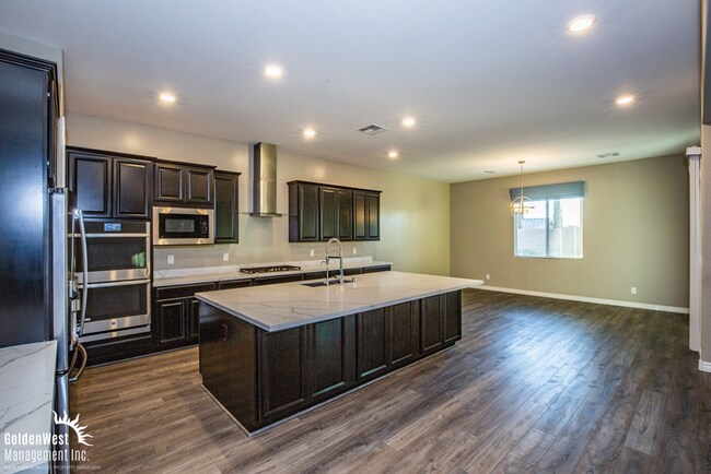 Foto del edificio - Welcome to this impressive single-story 4Bdm 3.5Ba residence located in a desirable Northwest Las...