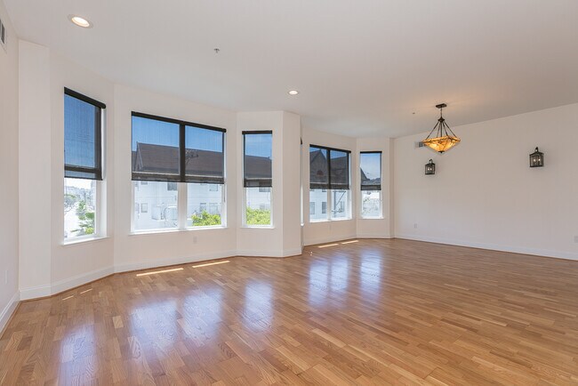 Building Photo - 3250 21st St