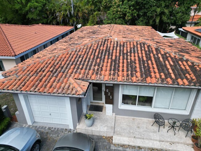 Foto del edificio - 625 Bird Rd