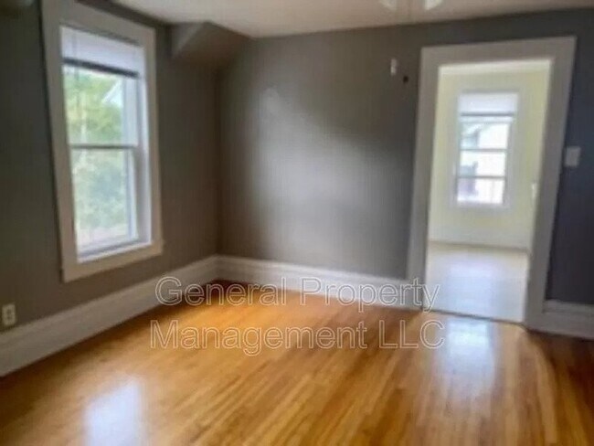Foto del edificio - 2 bed 1 bath upstairs duplex for rent Octo...
