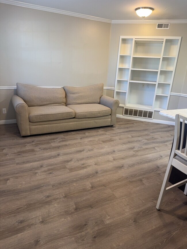 Pared este de la sala familiar - 591 N 200 E