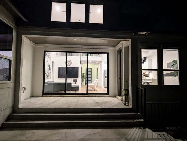 Building Photo - 1113 Villa Rialto View