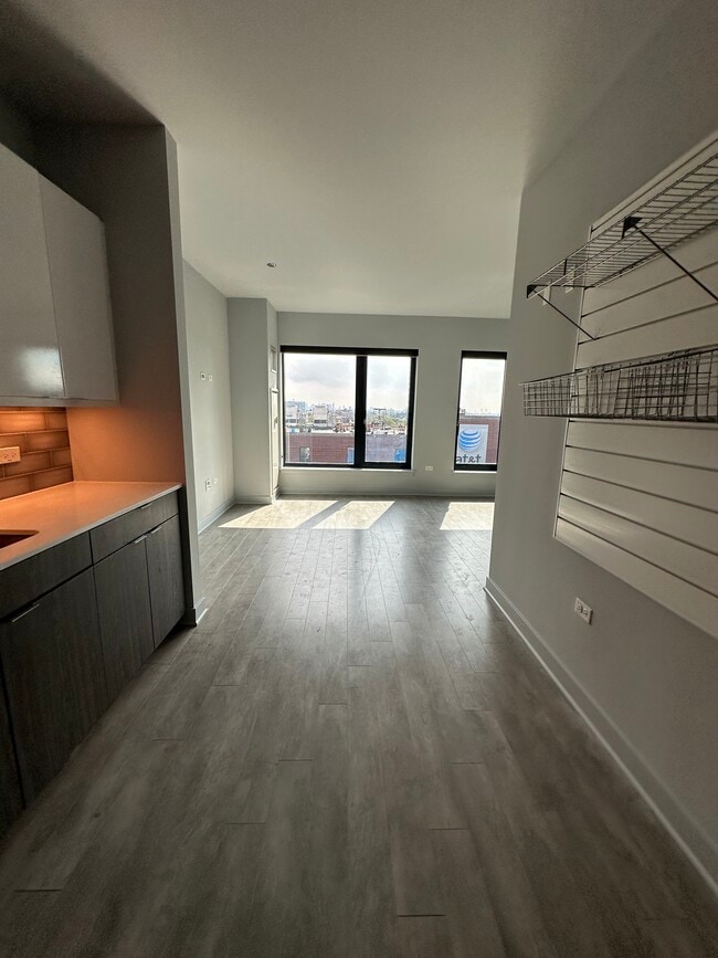 Foto del edificio - 1025 W Addison St
