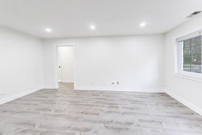 Building Photo - 6882 W Touhy Ave