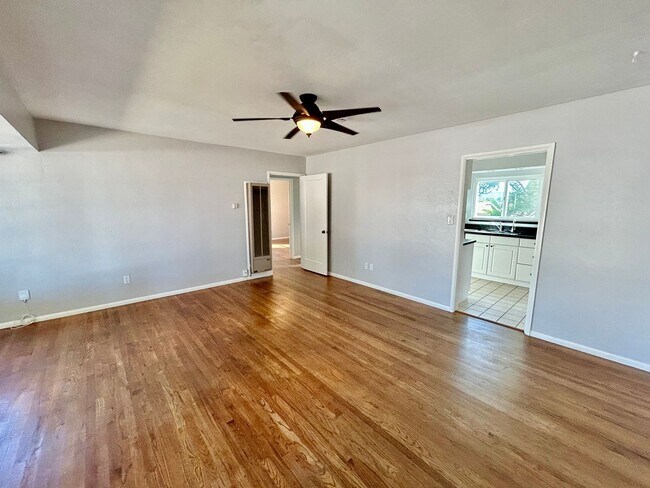 Foto del edificio - 2 Bed 1 Bath House with Large Yard in Cent...