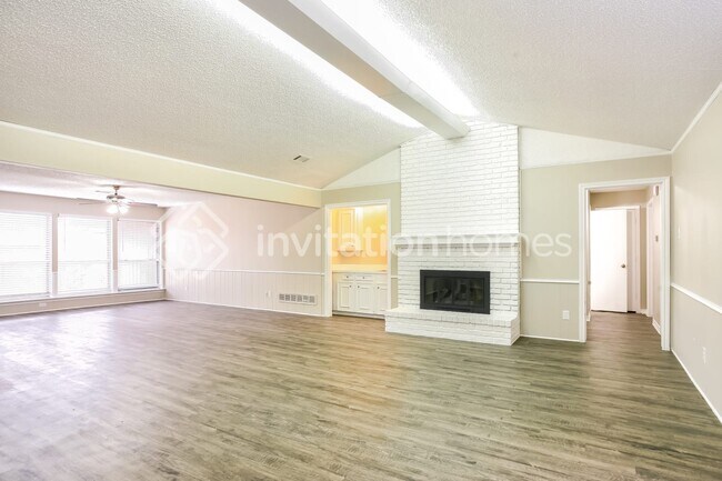 Foto del edificio - 2313 Silver Holly Ln