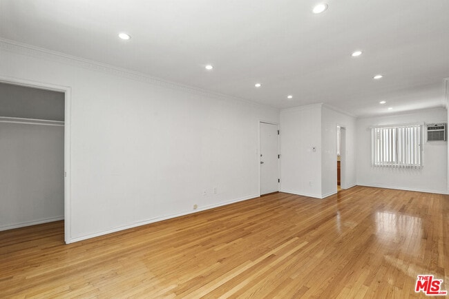 Foto del edificio - 1235 N Harper Ave