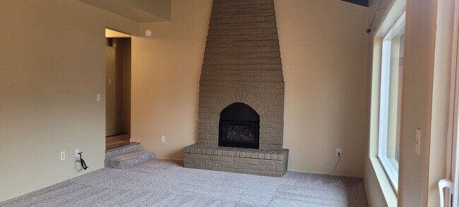 Building Photo - Newly Updated 2 Bedroom Apartment located ...