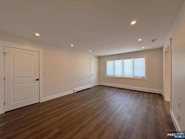 Building Photo - 682 Valley Brook Ave