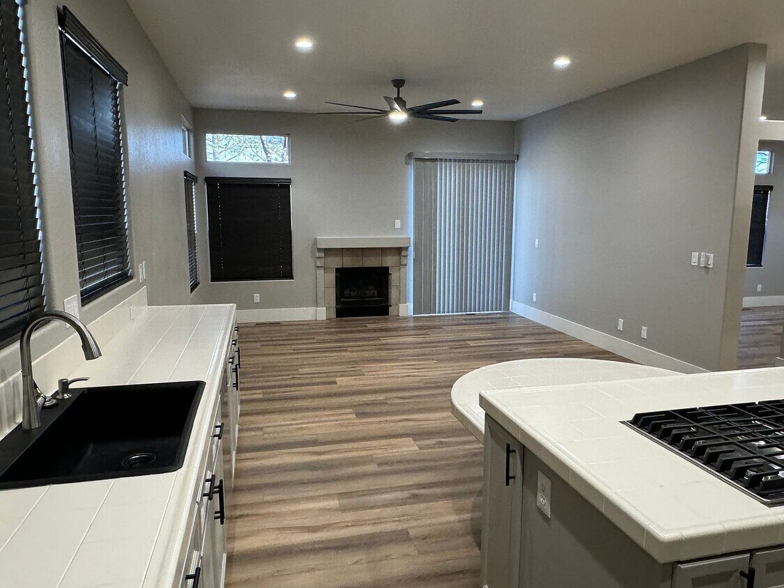 Primary Photo - 5551 Barcelona Ct