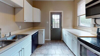 Building Photo - 2305 Rohs St