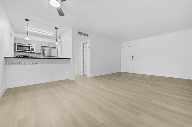 Building Photo - 12101 NE 6th Ave