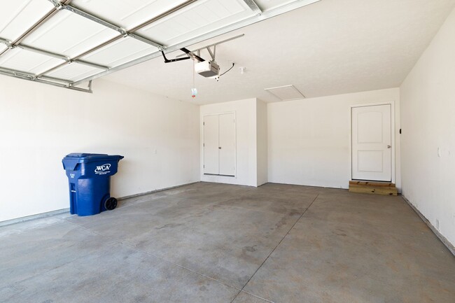 Building Photo - Newer 3 bedroom duplex in Republic!