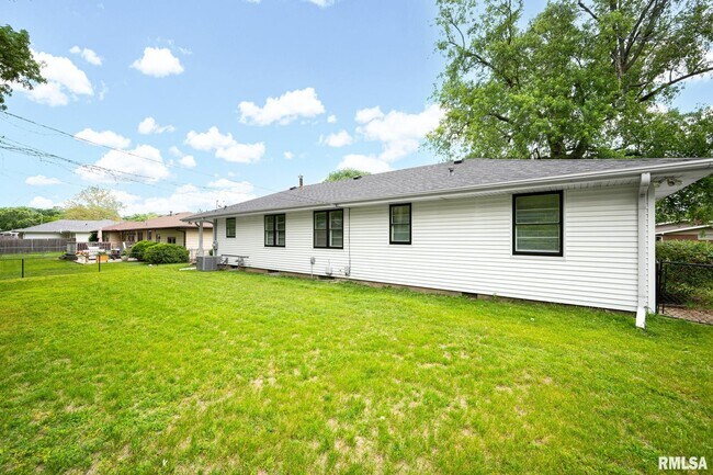 Building Photo - 1407 W Sunnyview Dr
