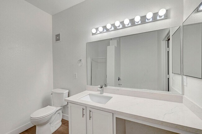 Foto del edificio - Spacious 3-Bed Condo with Updated Kitchen & Baths