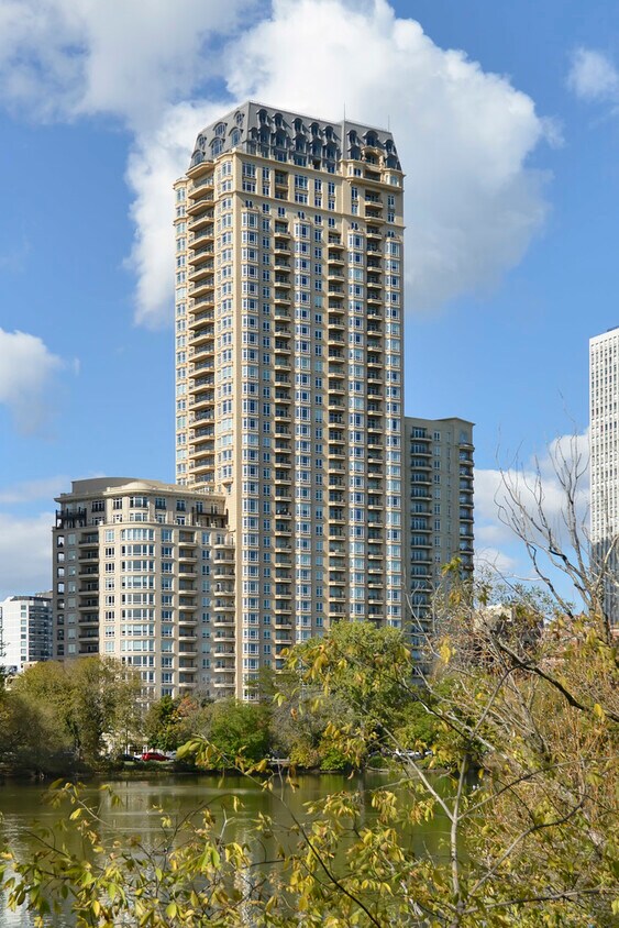 Foto principal - 2550 N Lakeview Ave