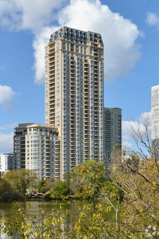 Building Photo - 2550 N Lakeview Ave