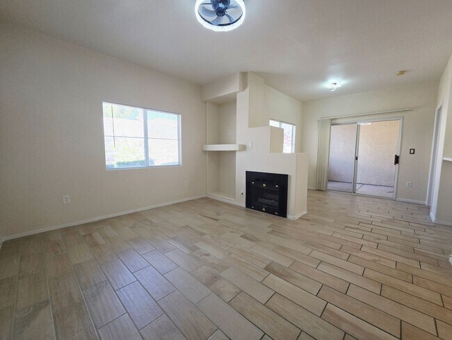 Foto del edificio - BEAUTIFUL GATED COMMUNITY WITH CLUBHOUSE, COMMUNITY POOL, COMMUNITY SPA, EXERCISE ROOM. FIRST FLO...