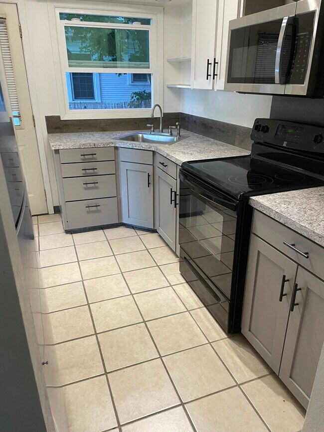Foto del edificio - 1422 E 12th St