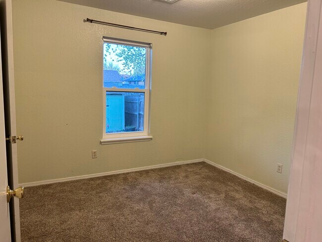 Building Photo - 617 Coopers Hawk Dr