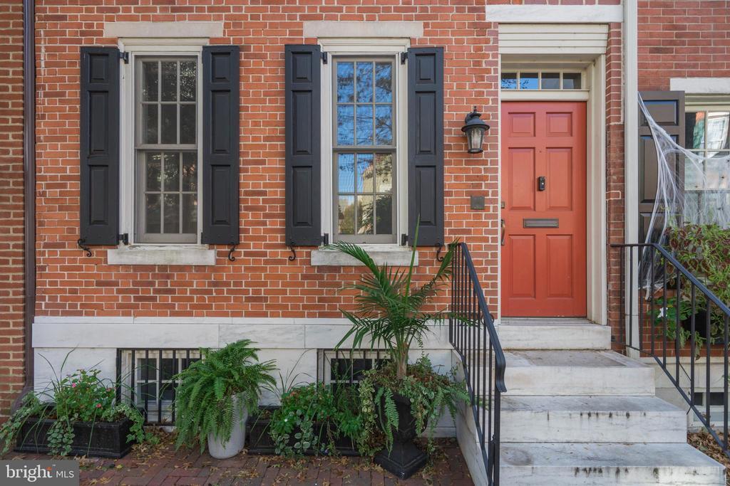 Primary Photo - 220 Delancey St