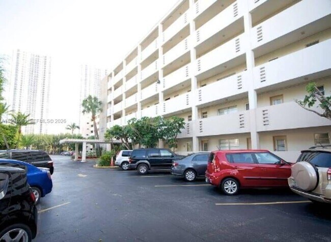 Foto del edificio - 220 Kings Point Dr