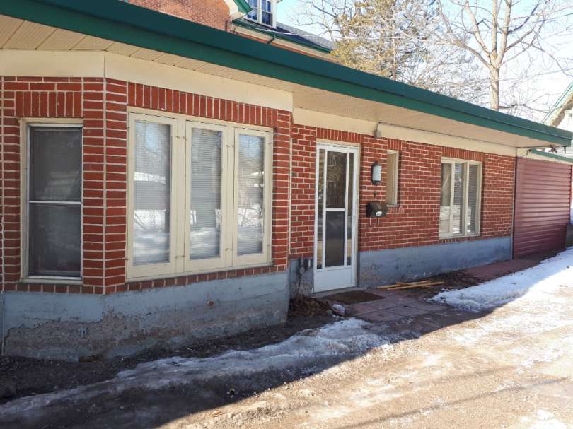 Primary Photo - 484 Weller St