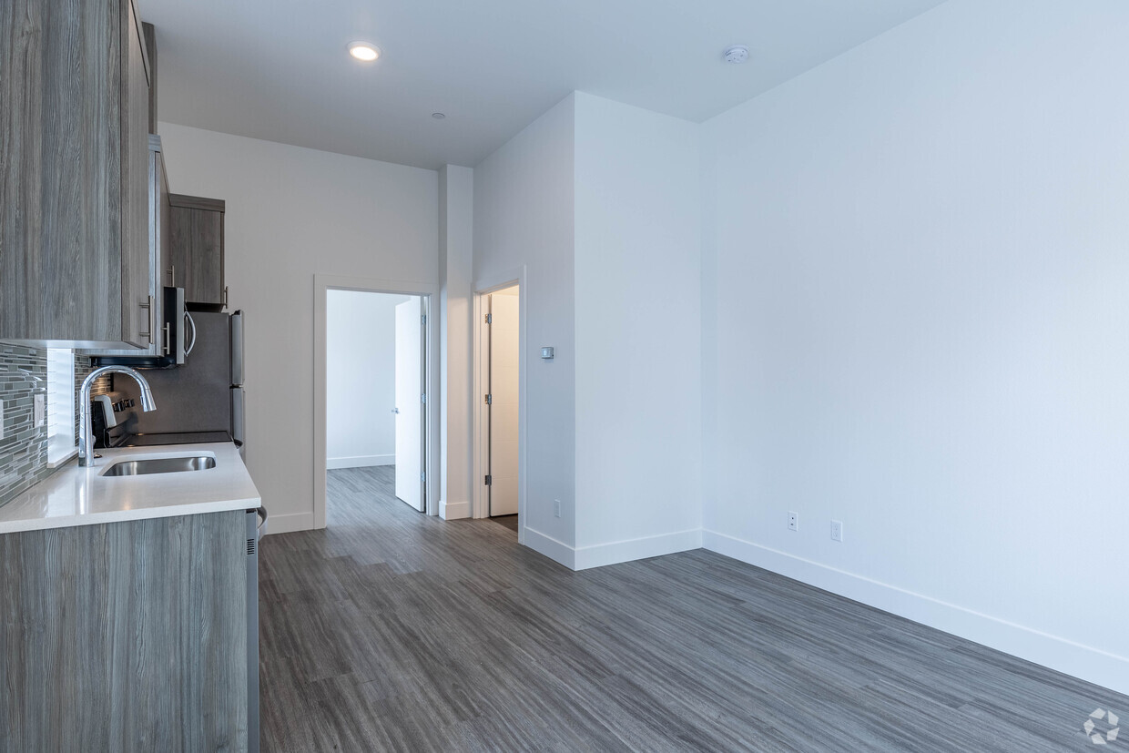 1BR, 1BA - 486SF - 4130 NE Garfield Ave